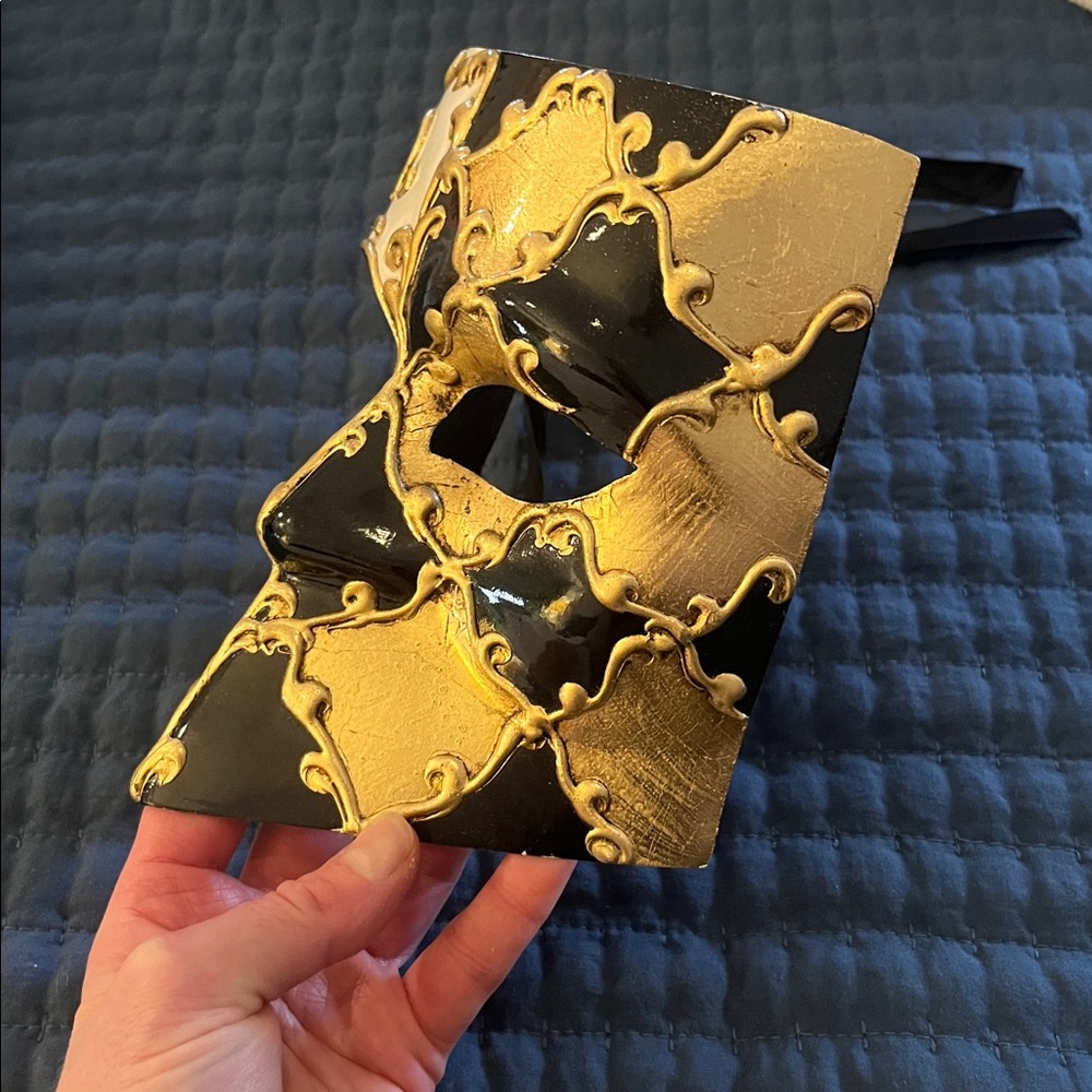 Elegant Gold and Black Masquerade Mask. Venetian  mask.  Hand painted - Picture 5 of 5